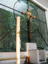 Vetrata dietro all'altare col crocifisso